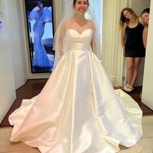 Pronovias Close Wedding Gown Size 0 NWT
